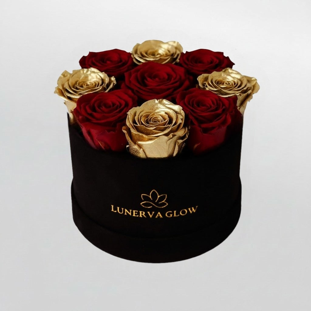 Schwarze Infinity Rosenbox mit konservierten Roten und goldenen Rosen Mix| LUNERVA GLOW