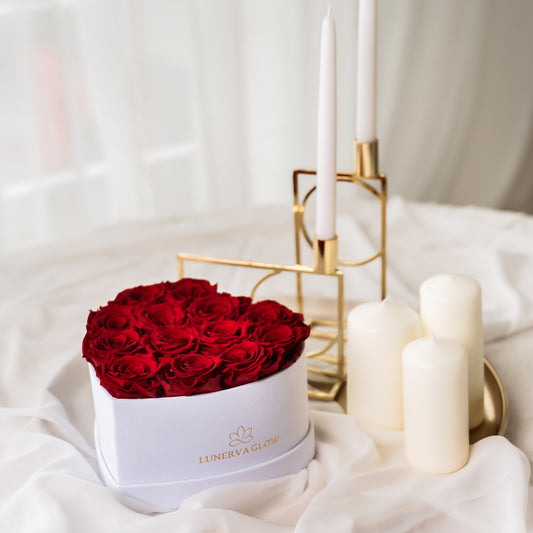 Royal Red Rosen in Herzbox arrangiert. Ein luxuriöses Geschenk zum Valentinstag oder Geburtstag | Lunerva Glow