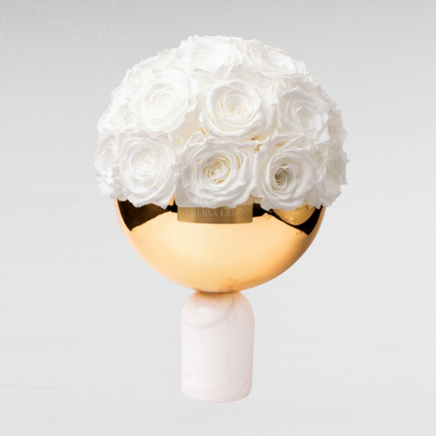Weiße Marmro Bowl Vase gefüllt mit echten haltbaren weißen Rosen. Exklusive decoartikel für dein Zuhause!| LUNERVA GLOW