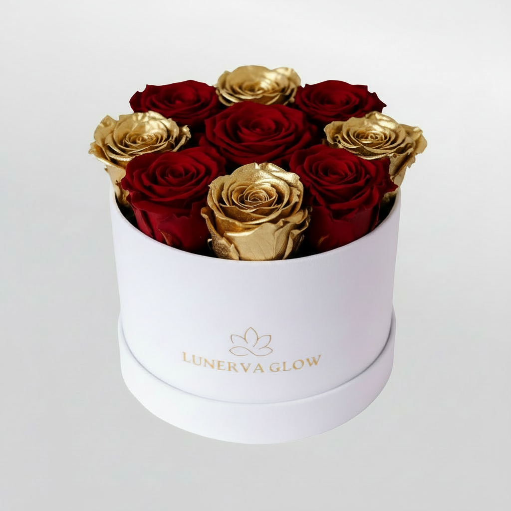 Weisse runde Blumenbox mit roten und goldenen konservierten Rosen | LUNERVA GLOW
