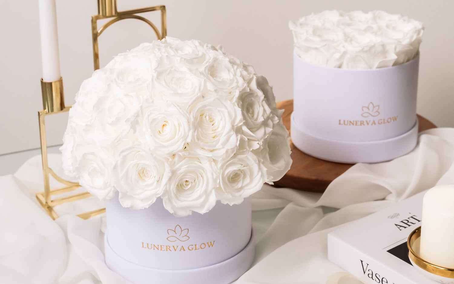 Unsere Kollektion präsentiert rundförmige Samtboxen mit sorgfältig arrangierten echten Infinity Rosen in vielfältigen Farbvariationen