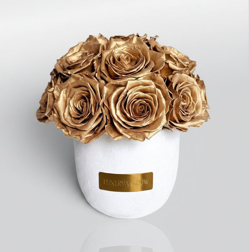 Weisse elegante Betonvase mit echten natürlichen konservierten goldenen Rosen | LUNERVA GLOW 