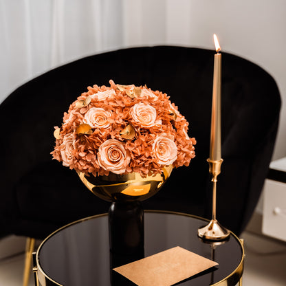Lifestyle schwarze Marmorvase mit goldener schale und echten Infinity Rosen, die Jahre halten | Lunerva Glow 