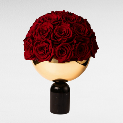 Schwarze Marmor Vase mit goldener Schale und haltbaren Rosen Mix in Royal Red | LUNERVA GLOW 