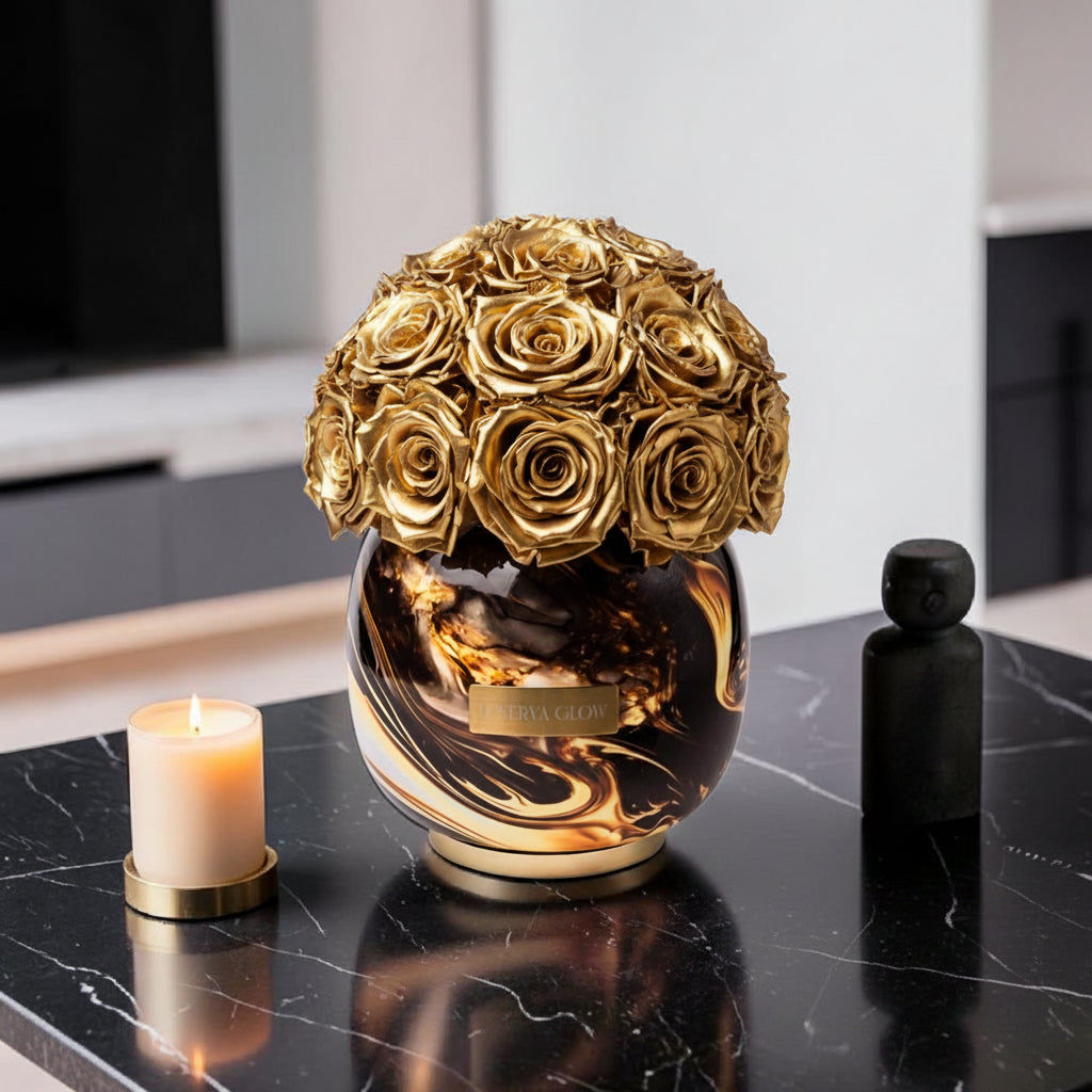 Schwarze gemusterte Metallvase mit Goldenen konservierten Rosen | LUNERVA GLOW 