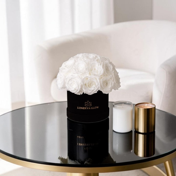 Lifestyle. Schwarze Infinity Mushroom Blumenbox mit weisse ewige Rosen. Ein elegantes geschenk zum Muttertag oder Valentinstag | Lunerva 