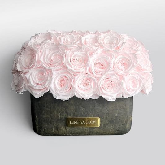 Elegante Ovale Vase aus Stein mit Bridalpink konservierten Rosen | LUNERVA GLOW 