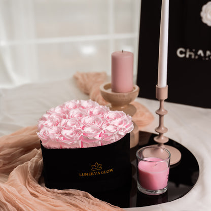 Samt Herzbox mit hellrosa haltbaren Rosen,  die Jahrelang blühen. Ein Geschenk mit echten Rosen in Herzform | LUNERVA GLOW 