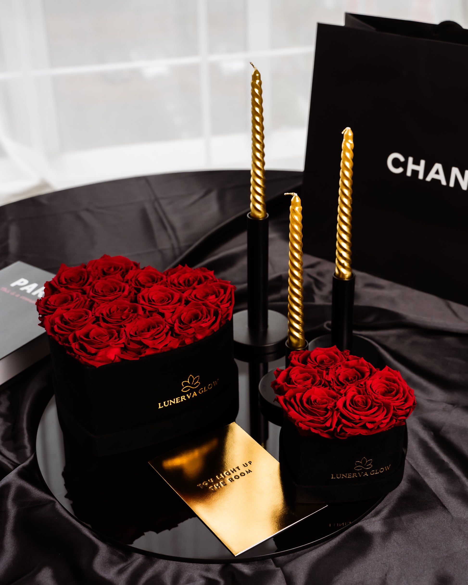 Schwarze Herbox aus Samt mit haltbaren Rosen in Royal Red. Ein Geschenk für Valentinstag | Lunerva Glow 