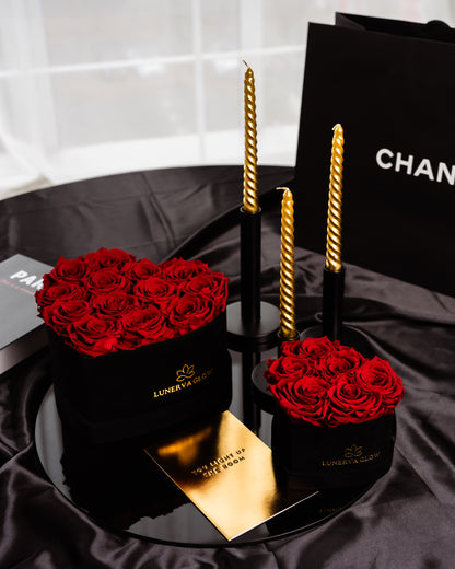 Schwarze Herbox aus Samt mit haltbaren Rosen in Royal Red. Ein Geschenk für Valentinstag | Lunerva Glow 