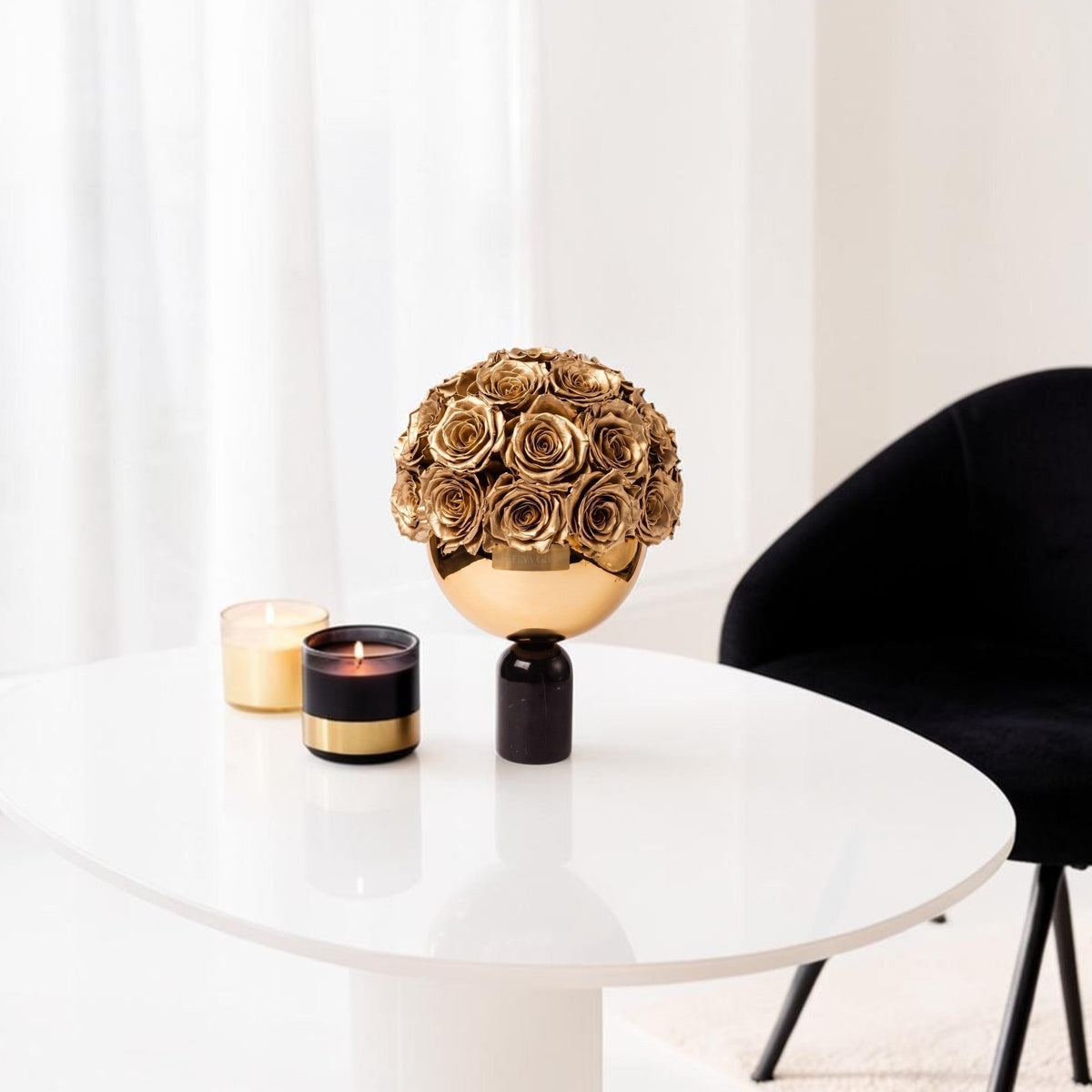 Goldene Rosen in Exklusiven schwarzer Marmorvase gefüllt.  Luxuriöse Dekoration | LUNERVA glow 