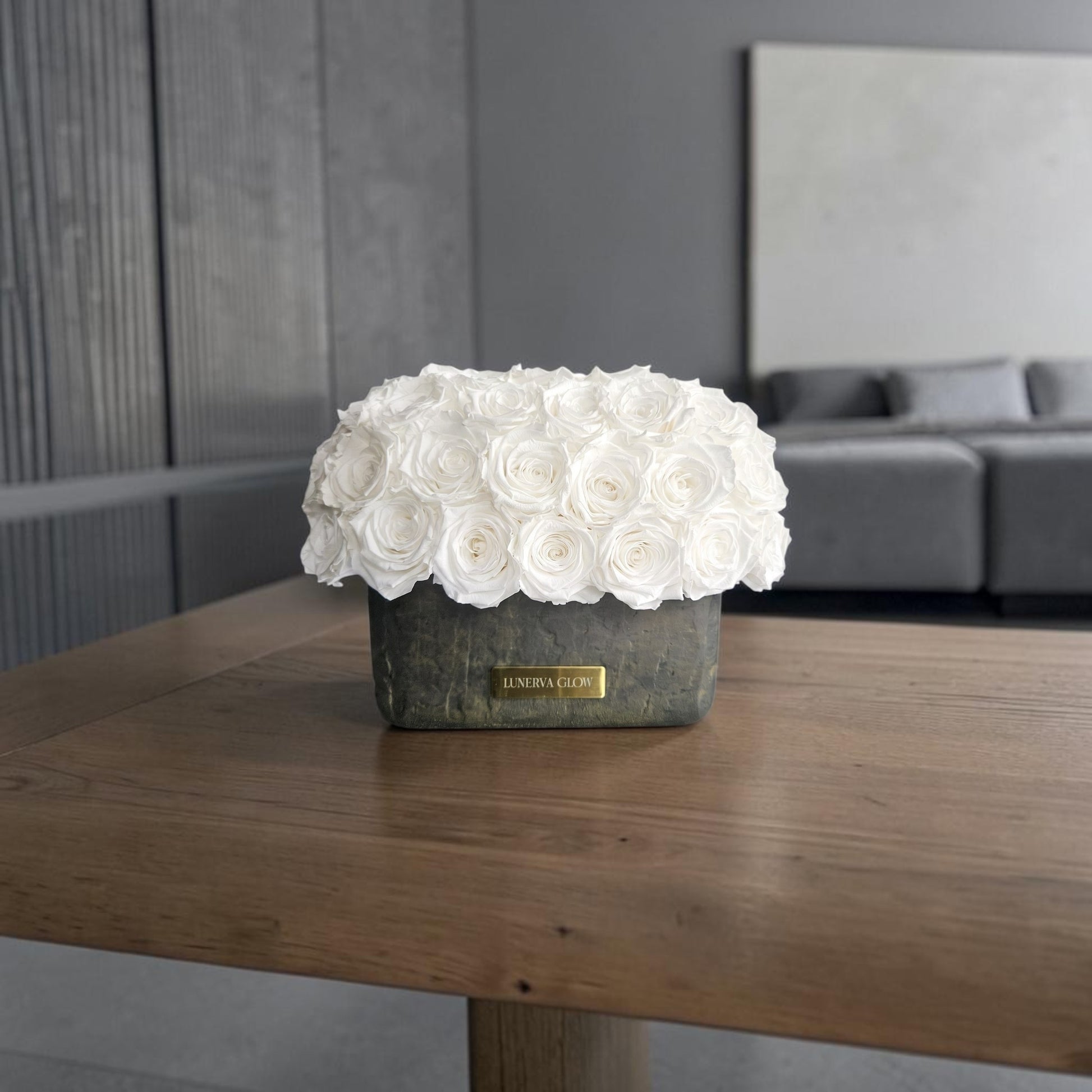 Raumdekoration Ovale schwarz_goldene Vase mit weißen haltbaren Rosen | LUNERVA GLOW 