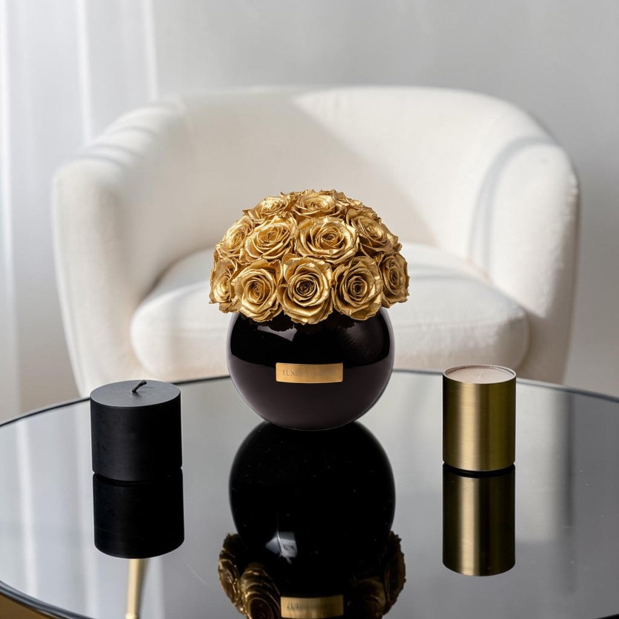 Exklusive Dekoration oder als Besonderes Geschenk.  Schwarze Glasvase mit ewigen Goldenen Rosen.