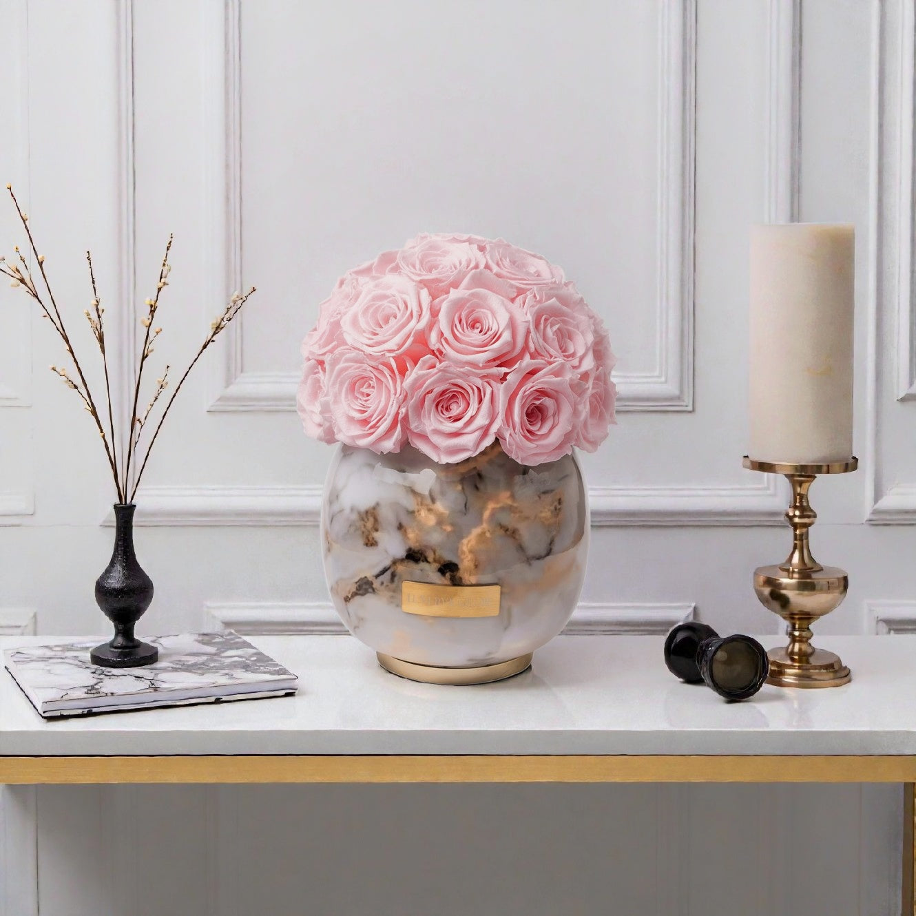 Bridalpink Infinity Rosen in weißer Metallvase mit aufwendiger Muster | LUNERVA GLOW 