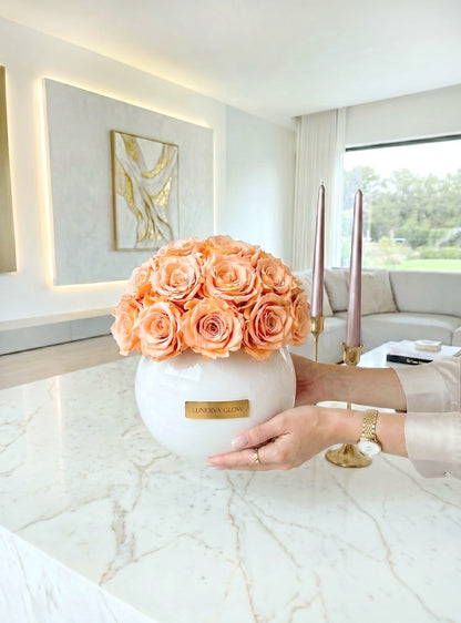 Elegante Dekoration Glass Vase weiss mit natürlichen haltbaren Rosen in Peach |LUNERVA GLOW 