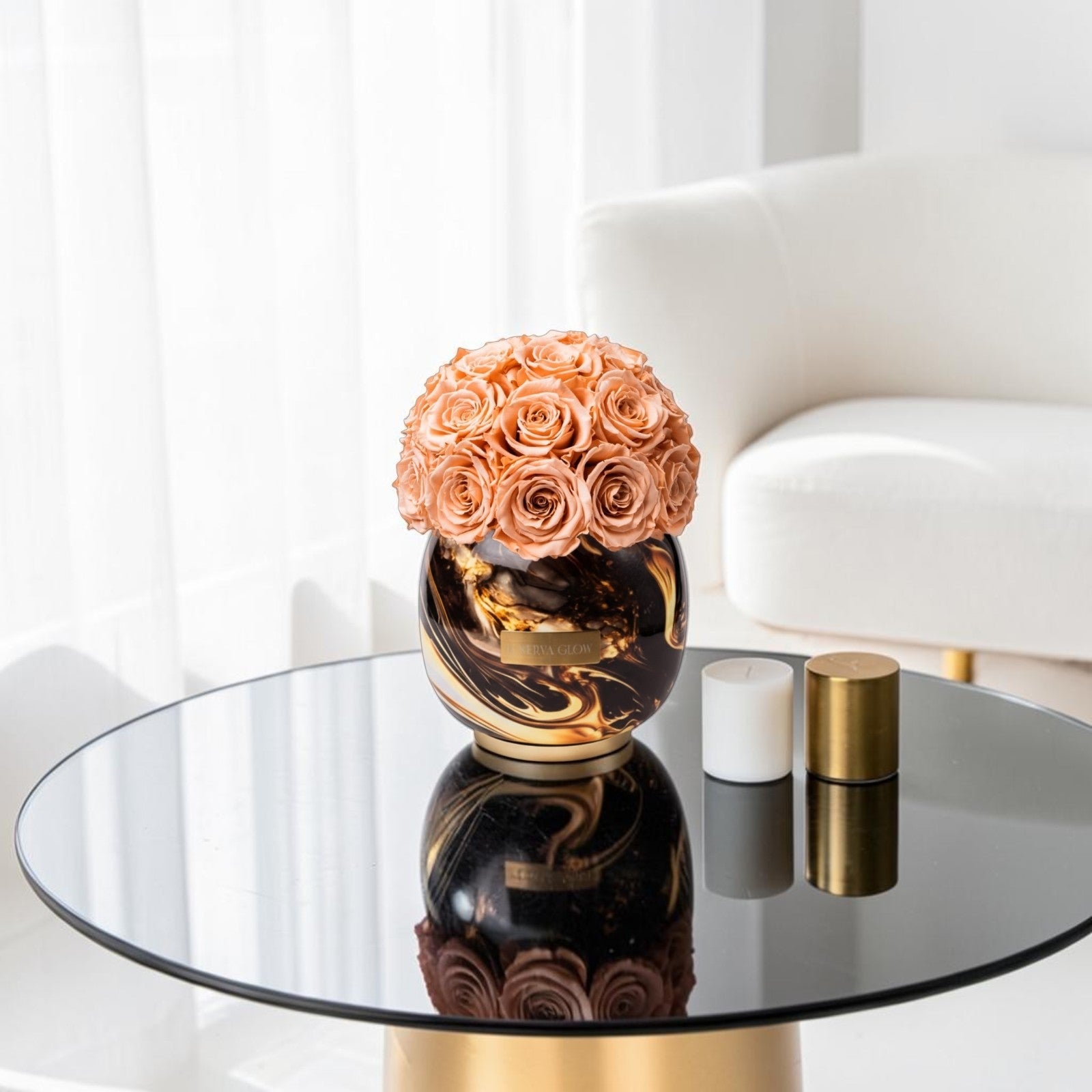 Schwarze gemusterte Metallvase mit Peach ewigen Rosen arrangiert.  Ein Dekorationsstück für dein Zuhause | Lunerva Glow 