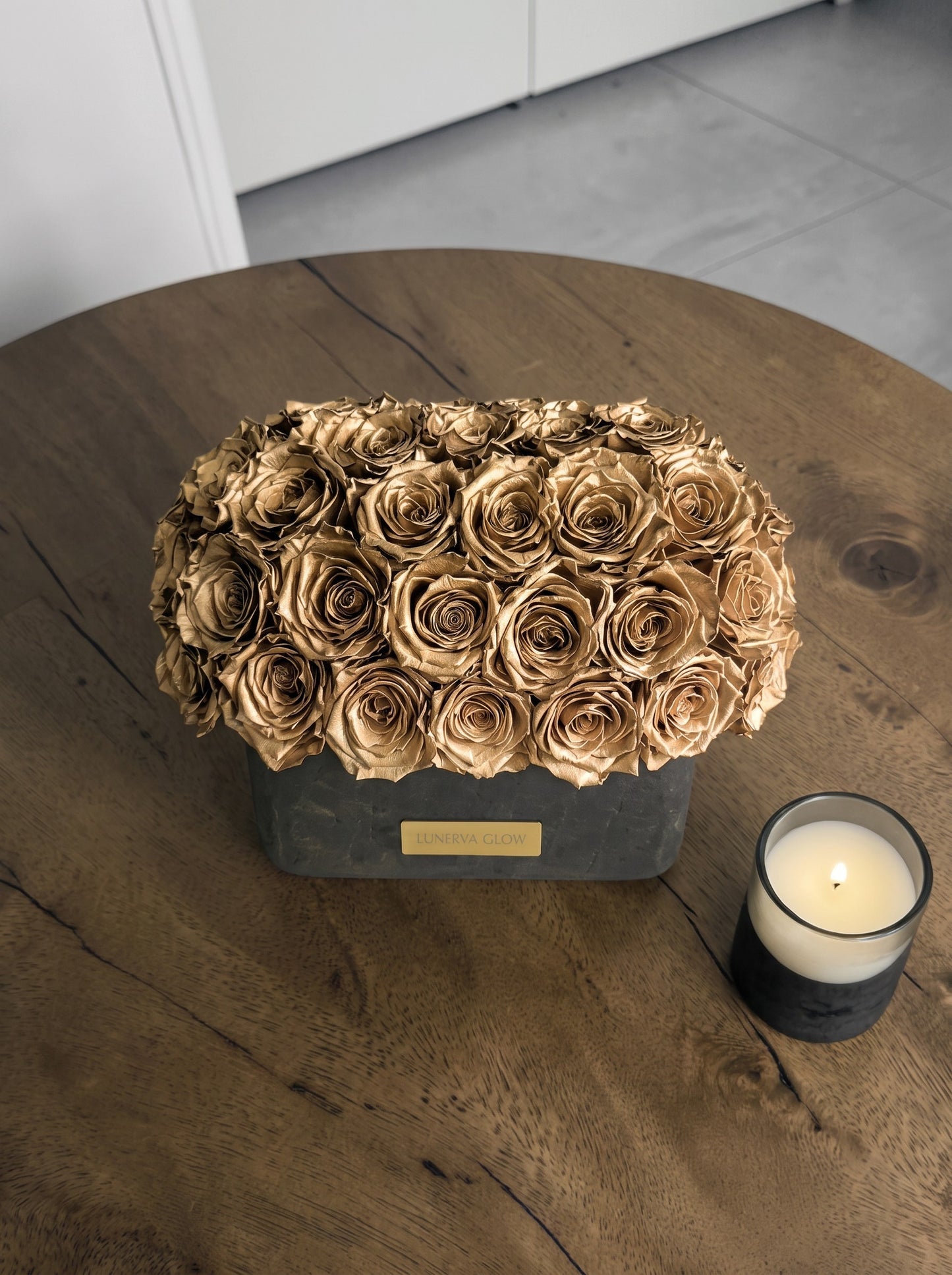 Ovale Schwarz-Goldene Vase mit goldenen ewigen Rosen | LUNERVA GLOW 