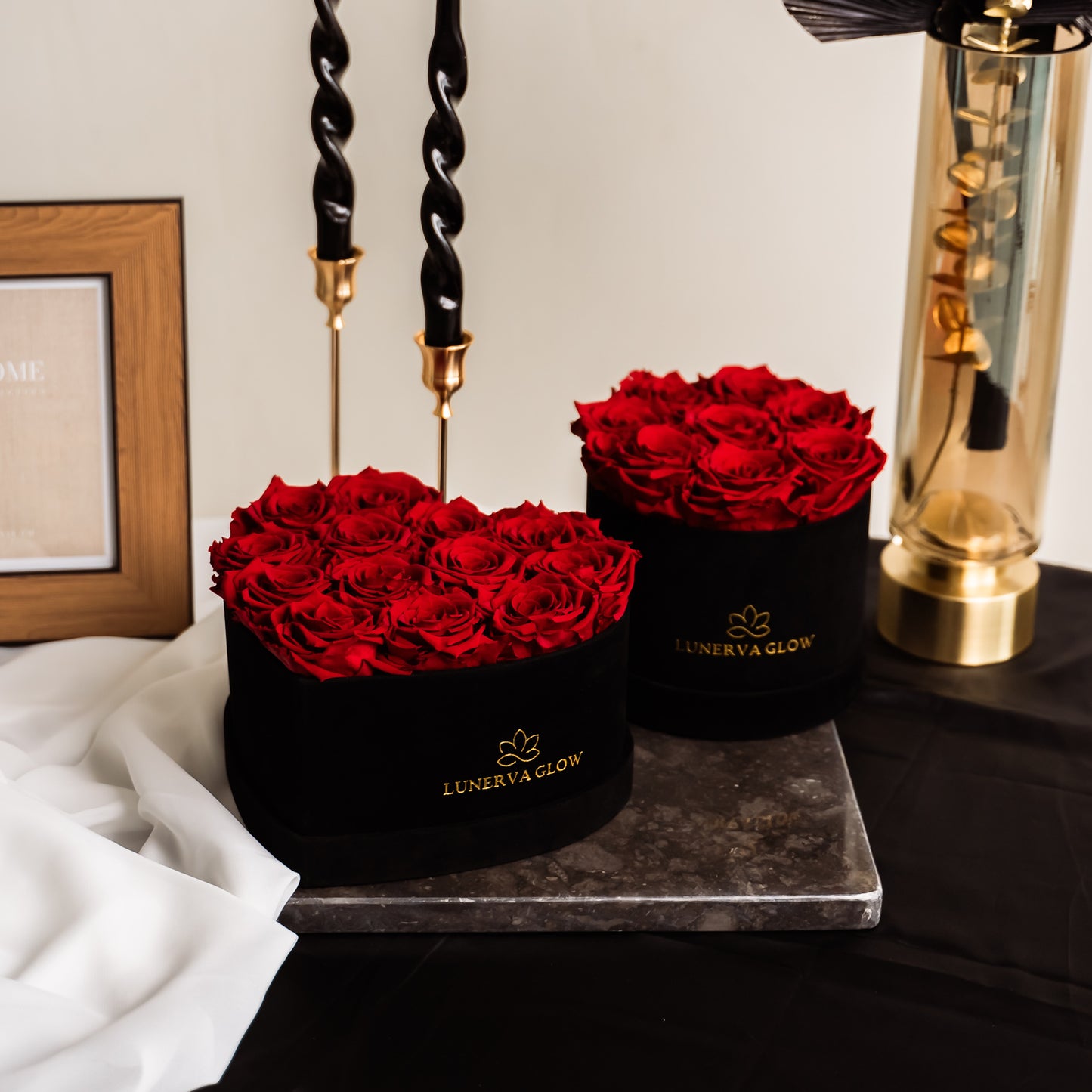 Schwarze runde Flowerbox aus Samt mit echten konservierten Roten Rosen. Ein geschenk zum Valentinstag oder zum Geburtstag | Lunerva Glow 