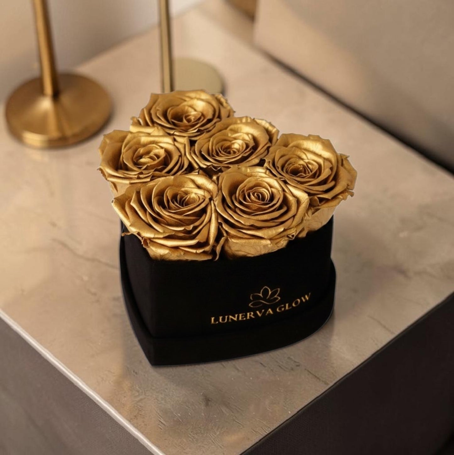 Kleines schwarzes Infinity Herzbox mit goldenen kontaktieren Rosen. Ein Geschenk mit Rosen, das ewig hält| LUNERVA GLOW 