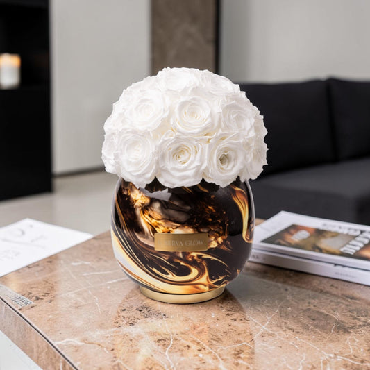 Schwarze Metallvase mit aufwendiger Muster und kontaktieren weißen Rosen | LUNERVA GLOW