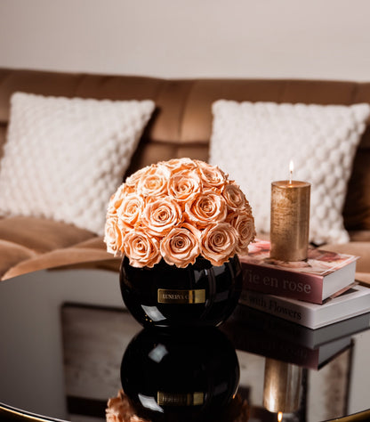 Wohnzimmer Decoration. Schwarze Elegante Glass Vase mit konservierten Peach Rosen |LUNERVA GLOW 