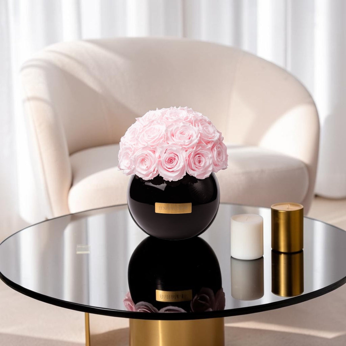 Ästhetische decoration Schwarze glass Vase gefüllt mit echten haltbaren Rosen in Bridalpink | Lunerva Glow 