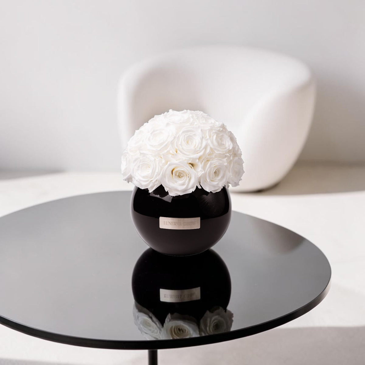 Minumalistische Vase mit echten haltbaren Rosen als Dekoration | LUNERVA GLOW 