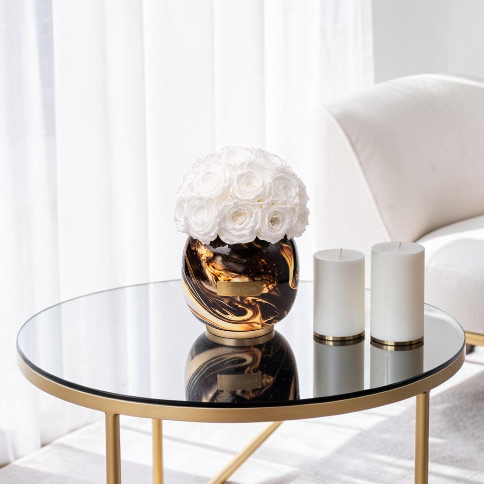 Dekorationselement für Lifestyle.  Eine Schwar und gold gemusterte Metallvase gefüllt mir weisse Konservierten Rosen | LUNERVA GLOW 