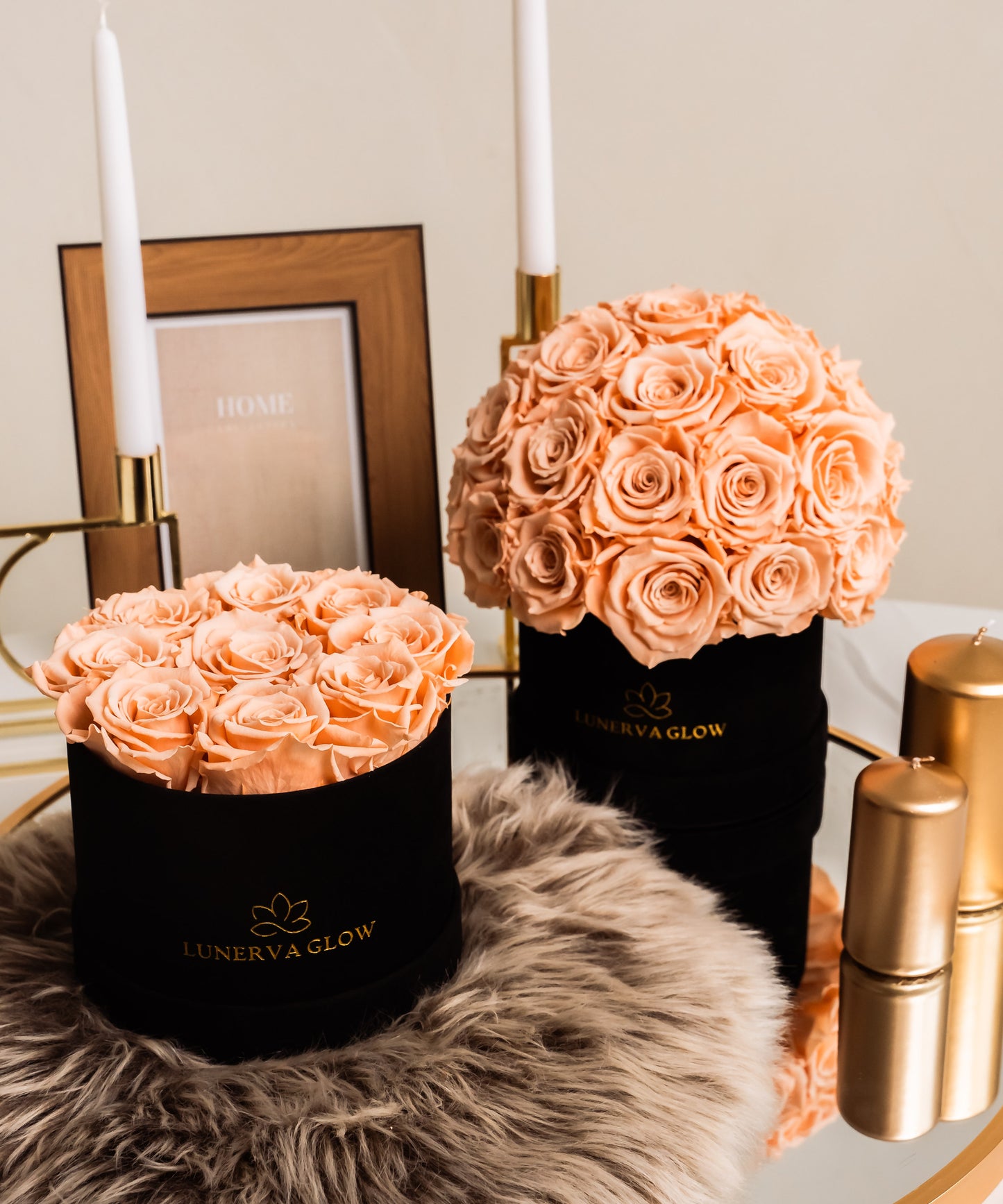 Schwarze Infinity Blumenbox mit Peach konservierten Rosen. 