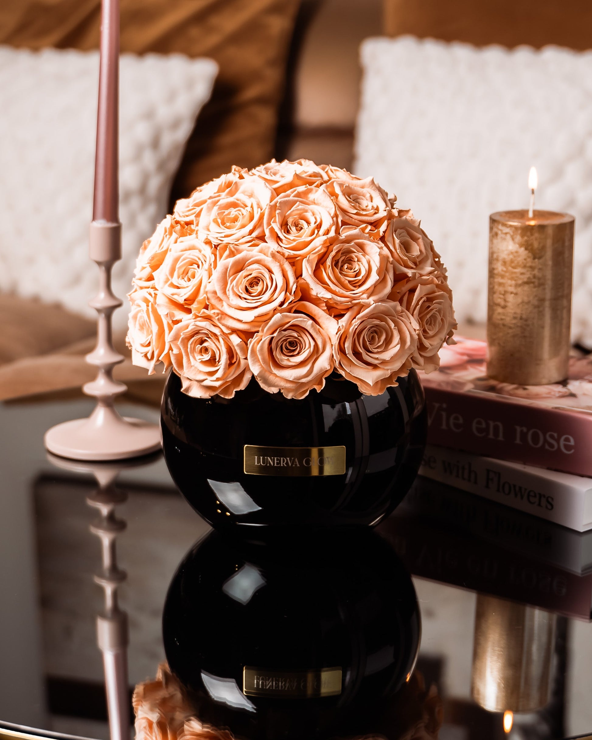 Schwarze Glas Vase mit konservierten Rosen in Peach - LUNERVA GLOW 