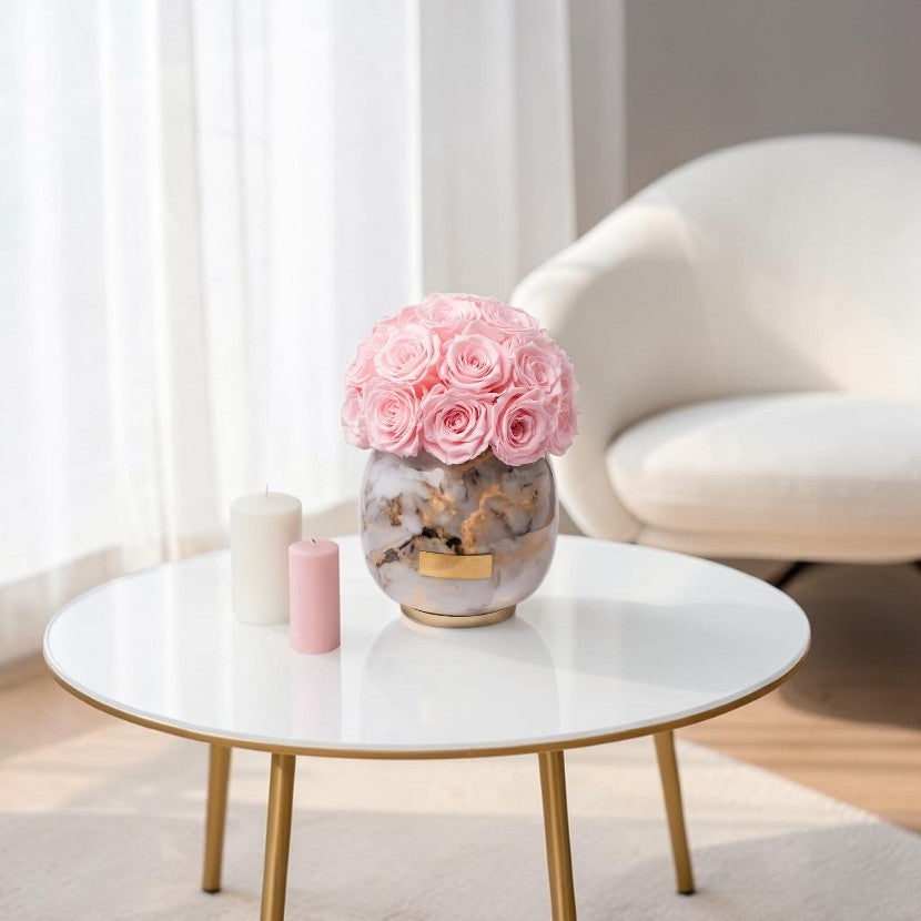 Weisee gemusterte Metallvase mit konservierten Bridalpink Rosen.