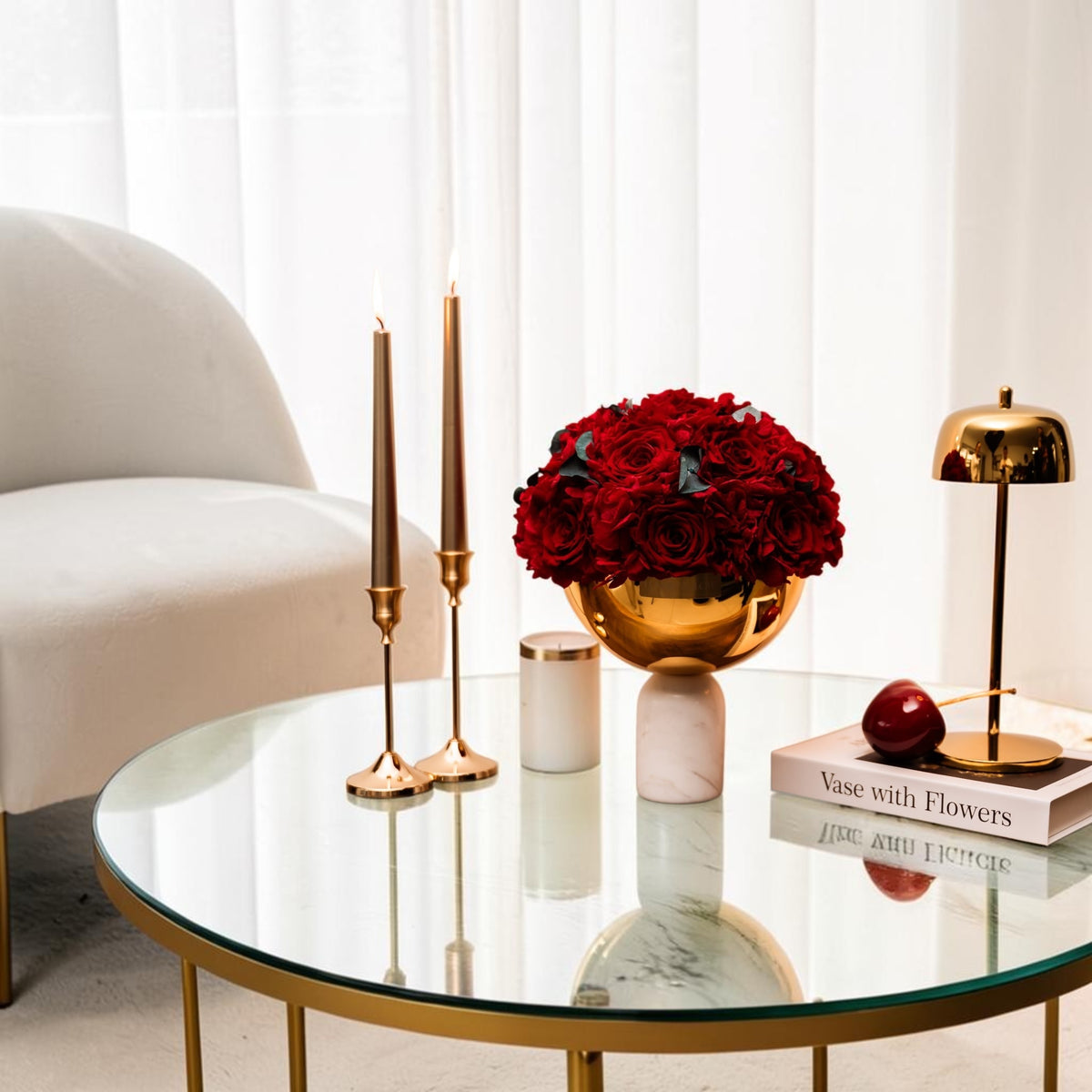 Elegante Marmorvase gefüllt mit rote konservierte Rosen, Eucaliptus und Hortensien Mix.  | Lunerva Glow 