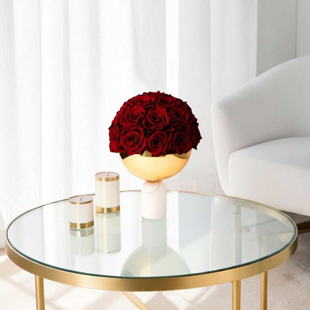 Weisse Bowl Marmor Vase mit Rote konservierte Rosen.