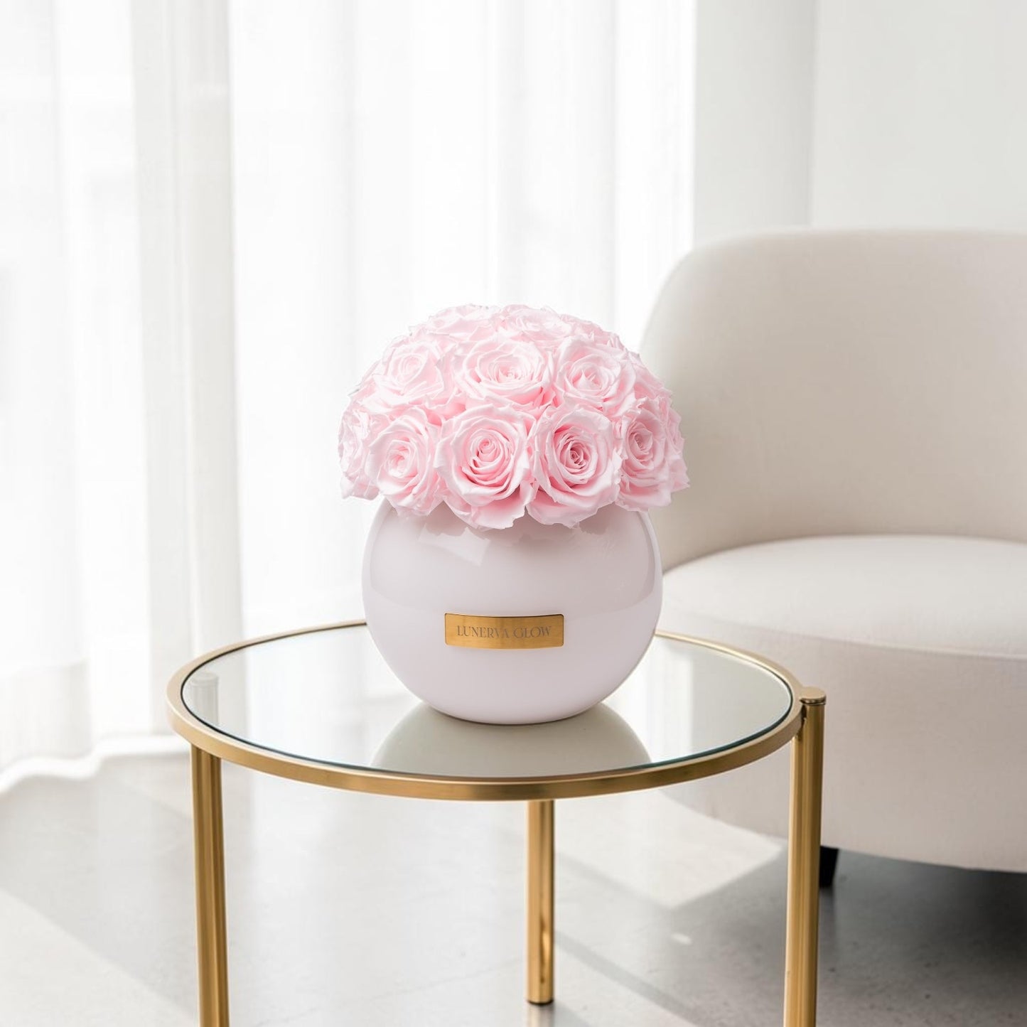 Dekoration. Weisse Glassvase mit Bridalpink konservierten Rosen| LUNERVA GLOW 