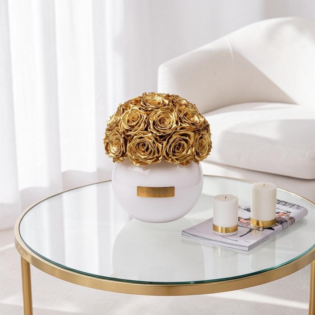 Elegante weisse Vase mit echten ewigen goldenen Rosen.