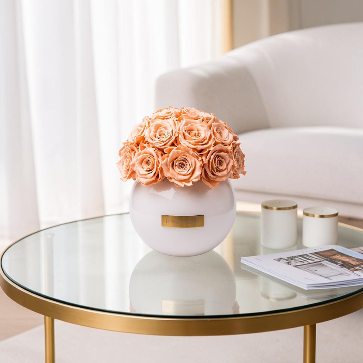 Weisse Galasvase mit konservierten Peach Rosen.