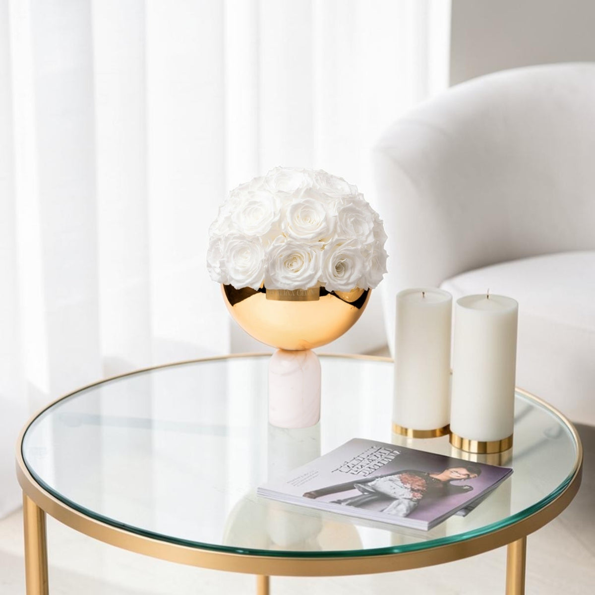 Exklusive Vase mit weisse Marmorsäule mit goldene Metallschale gefüllt mit weisse Infinity Rosen | LUNERVA GLOW 