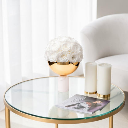 Exklusive Vase mit weisse Marmorsäule mit goldene Metallschale gefüllt mit weisse Infinity Rosen | LUNERVA GLOW 