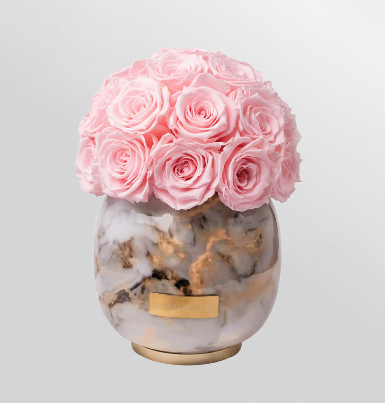Weiße Metall Vase mit aufwendiger Muster und Bridalpink konservierten Rosen Arrangement | LUNERVA GLOW 