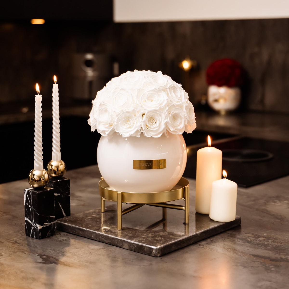 Weiße Glasvase mit Infinity Rosen in weiß – LUNERVA GLOW