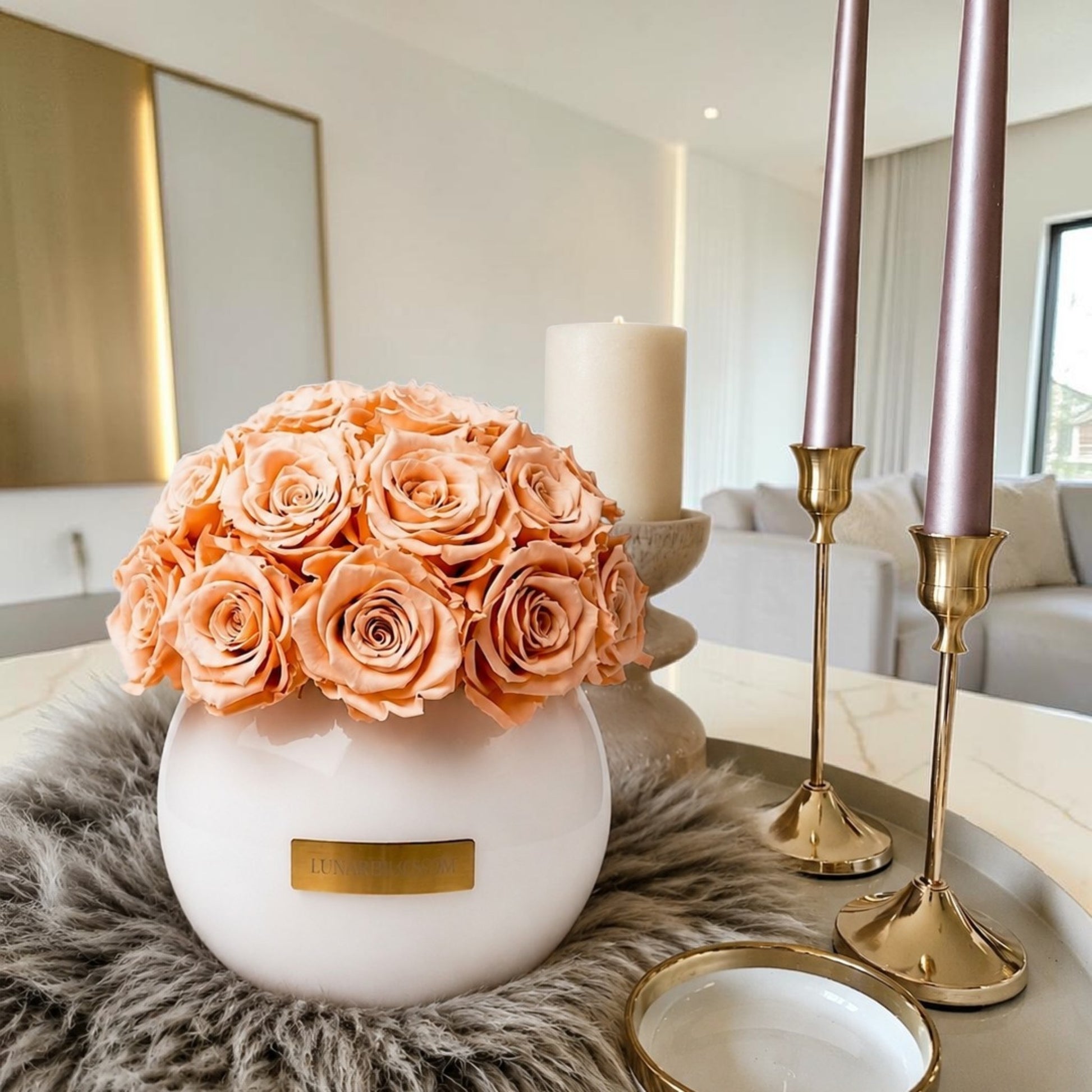 Weiße Glass Vase mit haltbaren Peach Rosen. Dekoration | Lunerva Glow 