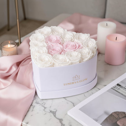 Weiße Infinity Herzbox mit Weiße und Bridal Pink Rosen Mix. | Lunerva Glow 