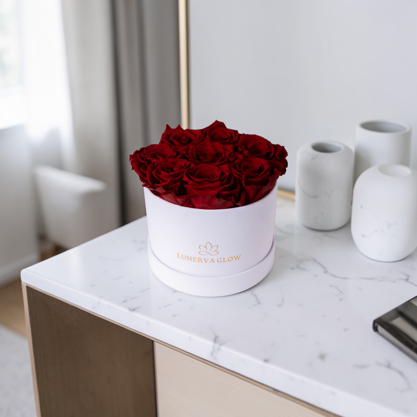 Weisse runde Samtbox mit Royal Red haltbaren Rosen 