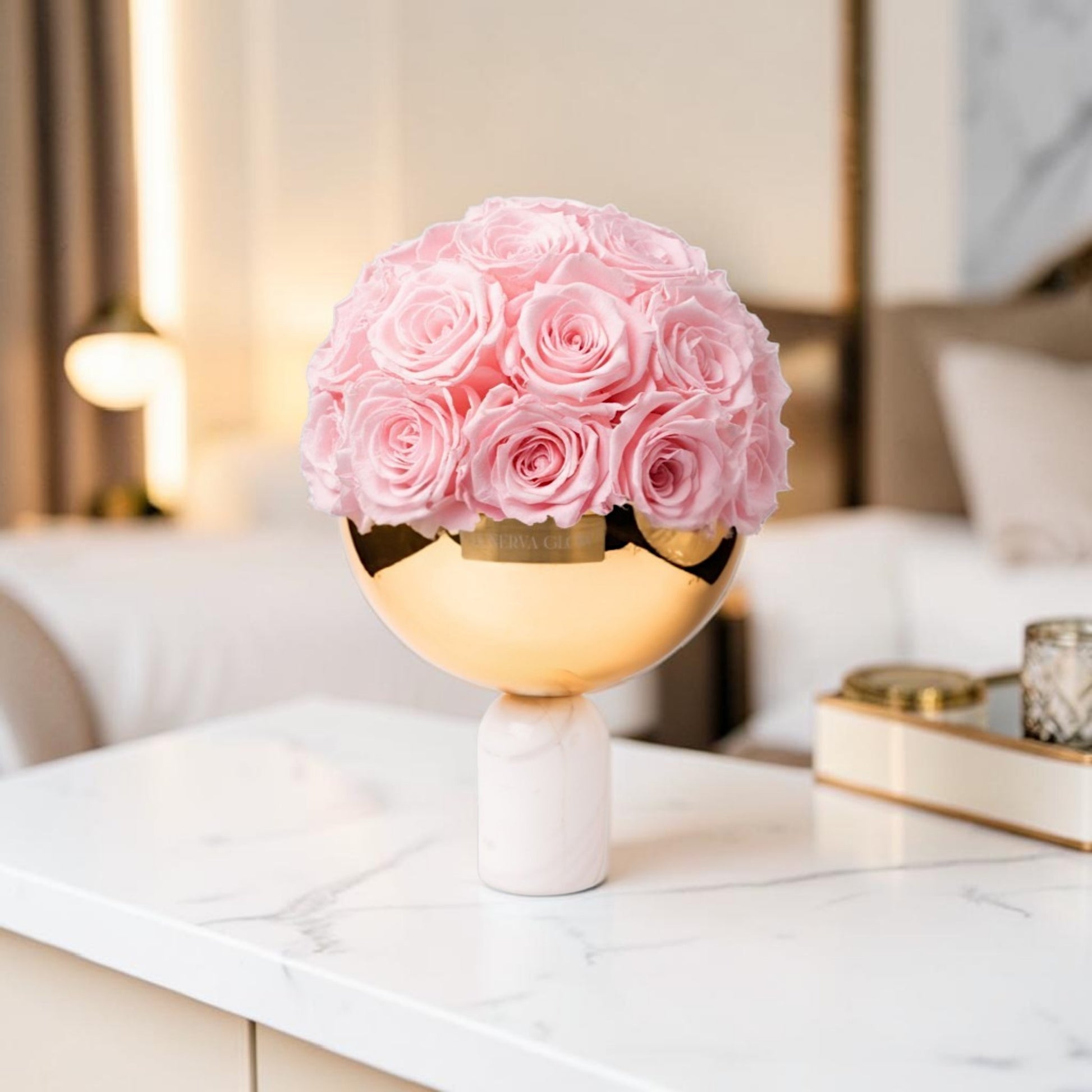 Weiße Marmor Vase mit Bridalpink konservierten Rosen
