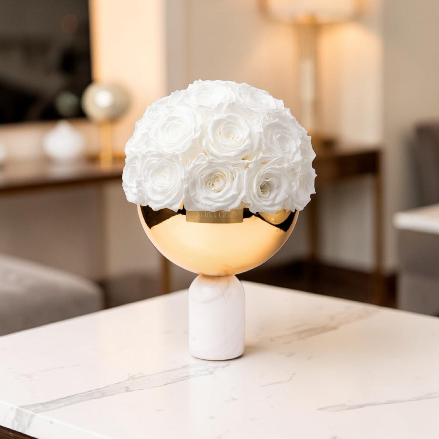 Weiße Marmor Bowl Vase mit weissen konservierten Rosen.