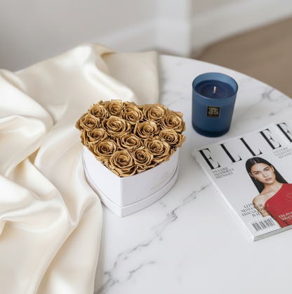 Lifestyle.  Ein elegantes Geschenk zum Weihnachten mit ewigen goldenen Rosen im Herzbox | Lunerva Glow 