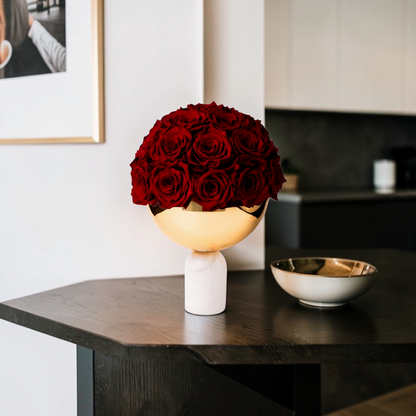 Weisse Marmor Bowl Vase mit goldener schalle gefüllt mit echten konservierten Rosen, die jahre Halten. Decoration | Lunerva Glow 