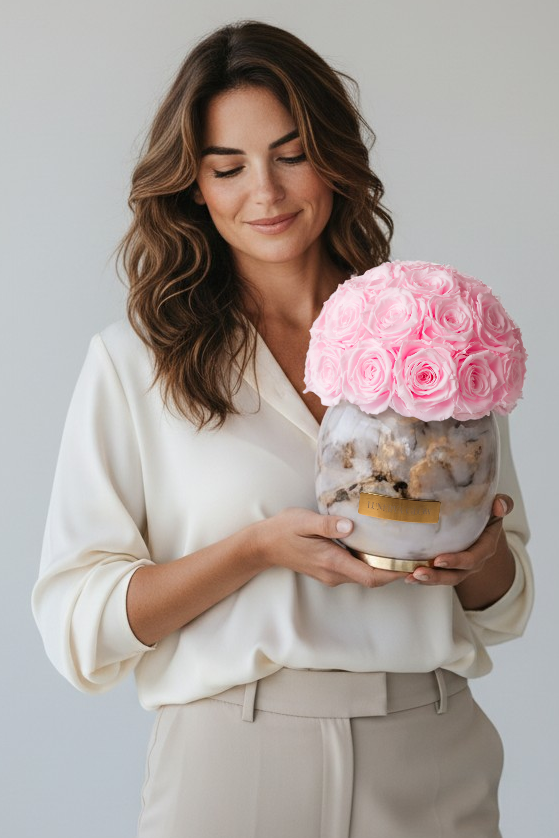 Weiße Metallvase mit abstrakten Muster und infinity Rosen in Bridalpink |Lunerva Glow 