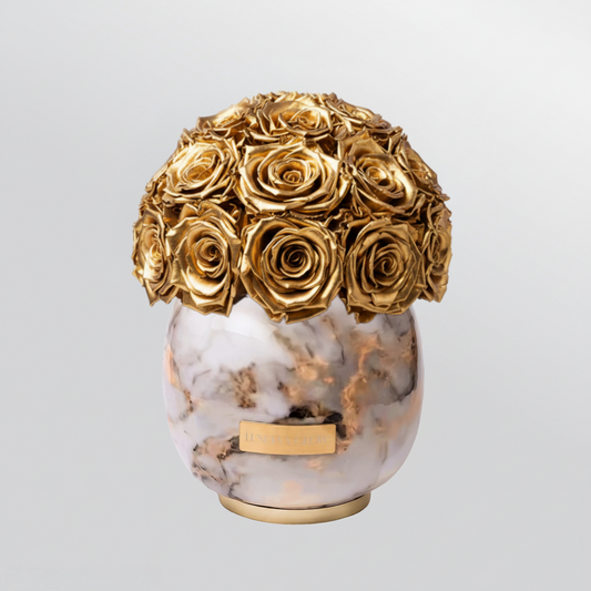 Weiße gemusterte Metallvase mit Goldenen konservierten Rosen. Dekoration | Lunerva Glow 