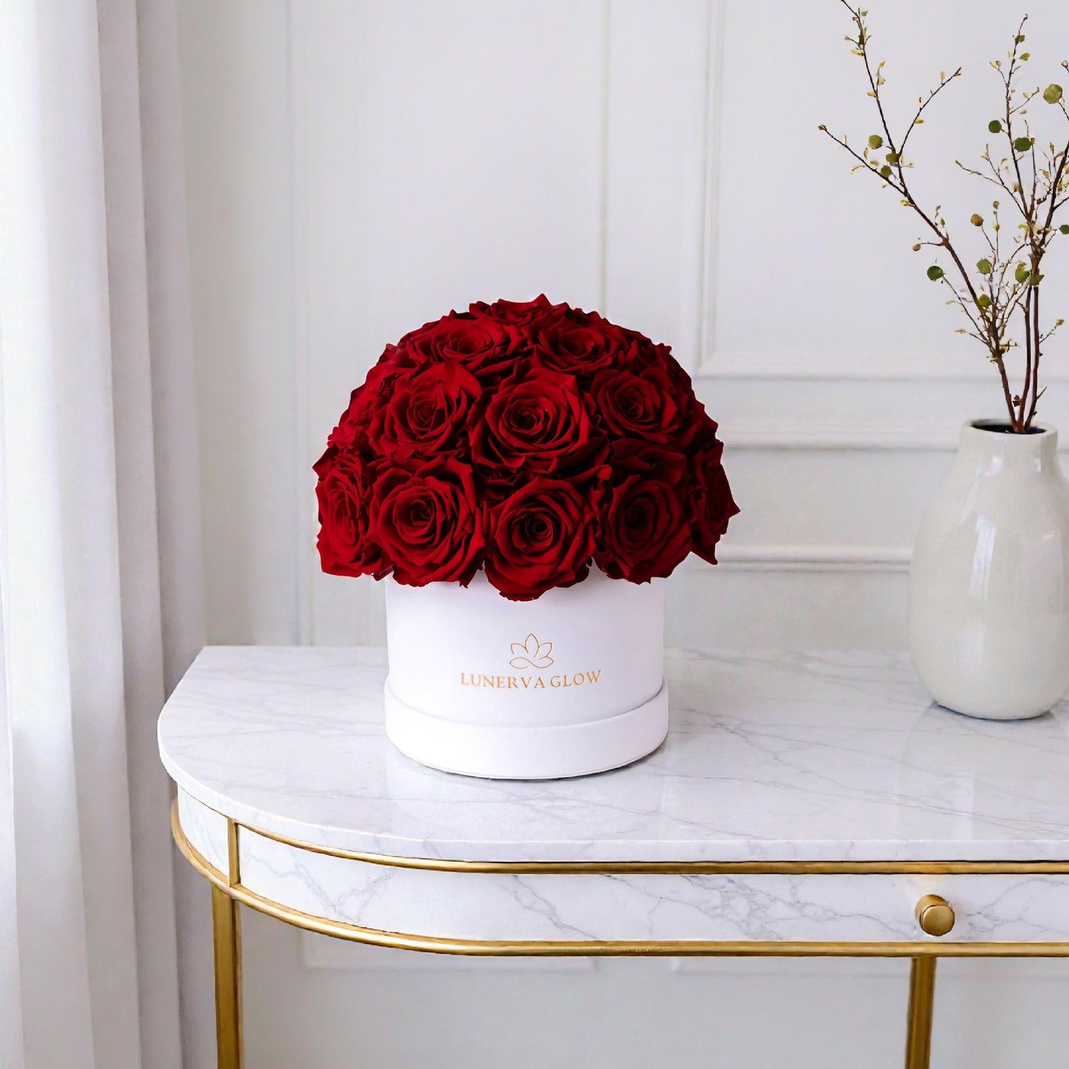 Weiße Samtbox mit Royal Red Infinity Rosen in Pilzform | LUNERVA GLOW 